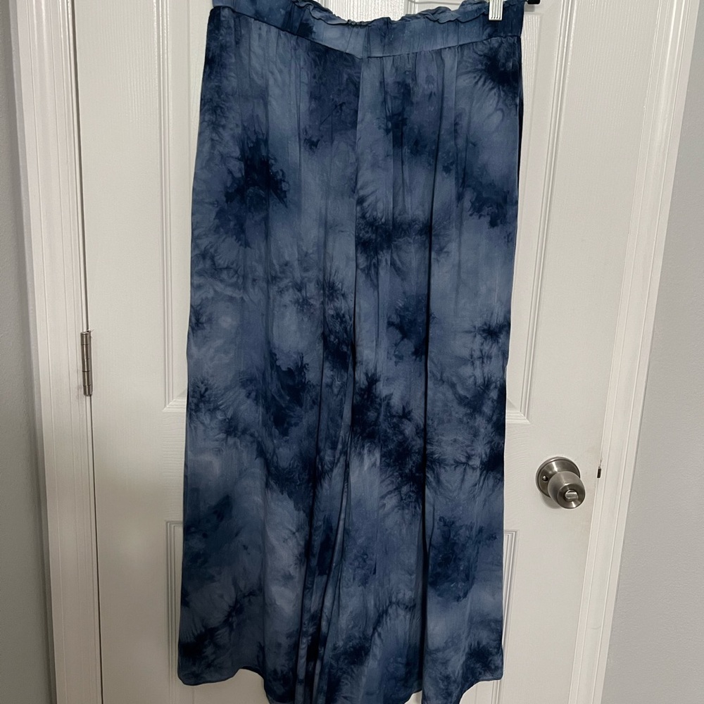 Wide leg tie dye palazzo pants.
